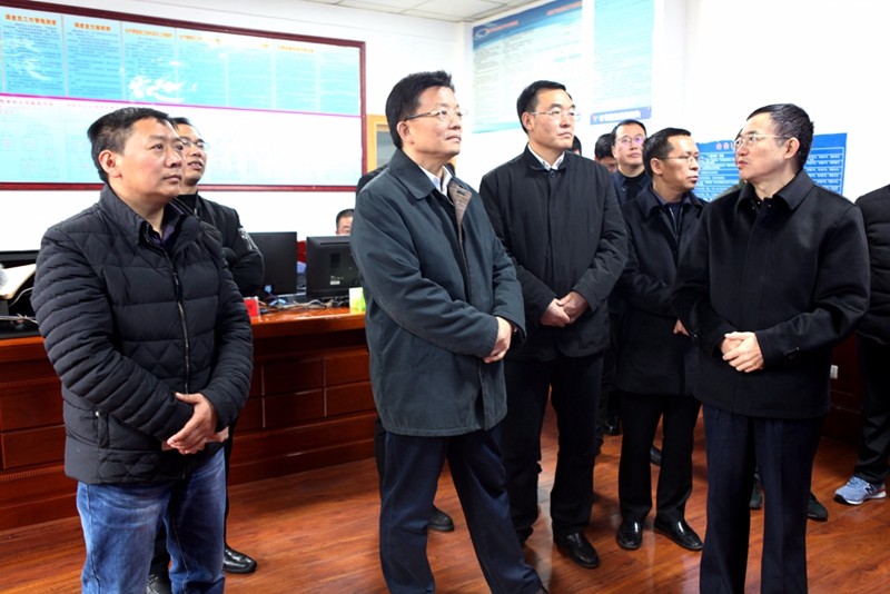 时光辉（左二）在金佳矿安全生产调度指挥中心调研 李虎摄.jpg