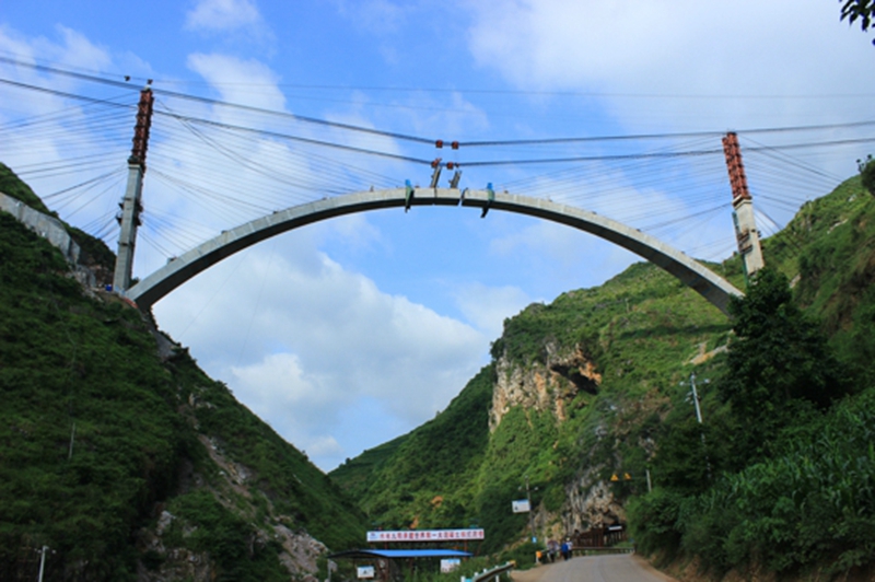 水电九局承建世界单跨最大混凝土拱式渡槽拱圈吊装完成