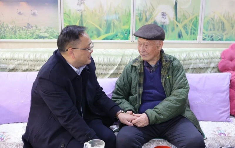 龙平江走访慰问集团公司离休老同志